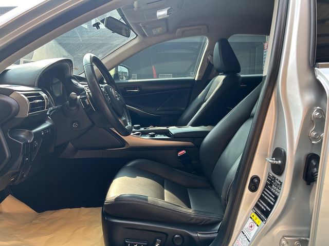 LEXUS凌志 IS 300H  第7張相片