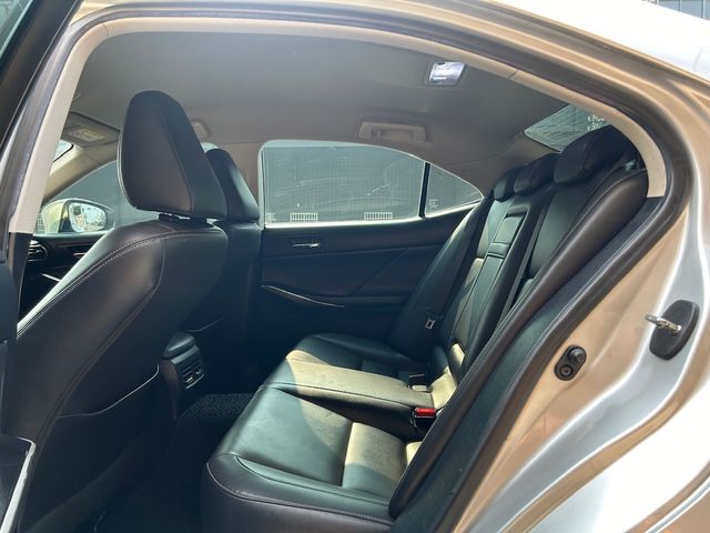 LEXUS凌志 IS 300H  第8張相片