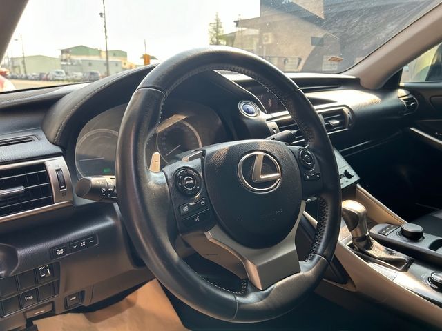 LEXUS凌志 IS 300H  第9張相片