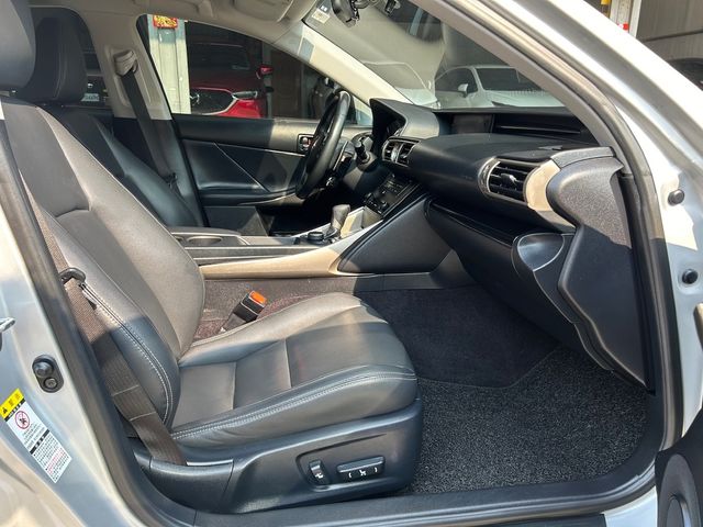 LEXUS凌志 IS 300H  第10張相片