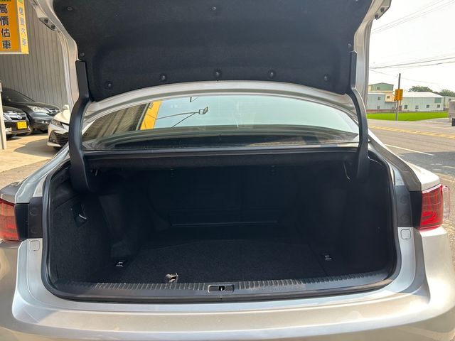 LEXUS凌志 IS 300H  第16張相片