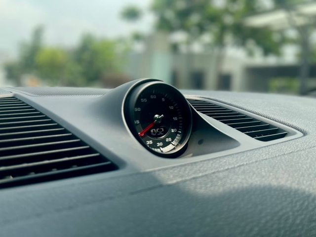 E3配備很滿 BOSS音響 紅色安全帶 4區恆溫 電尾門 跑車計時 免鑰匙 盲點 全景天窗 14向電動椅 360環景  第15張相片