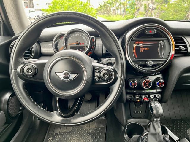 COOPER  F56 一手女用車 車頂架 免鑰匙啟動 雙區恆溫系統 方向盤快控  第12張相片