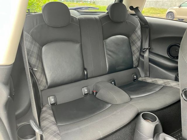 COOPER  F56 一手女用車 車頂架 免鑰匙啟動 雙區恆溫系統 方向盤快控  第14張相片