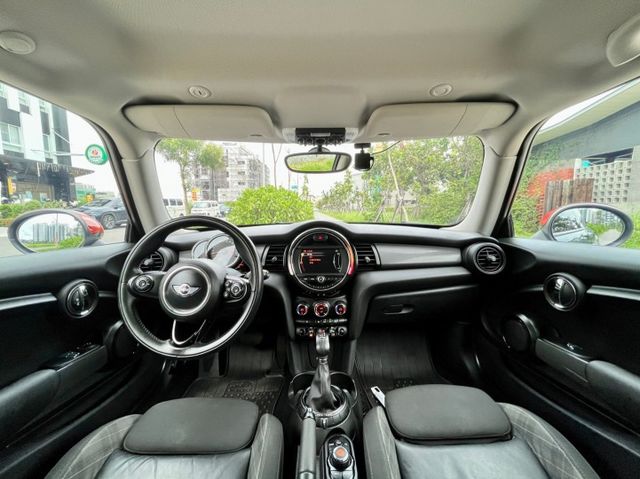 COOPER  F56 一手女用車 車頂架 免鑰匙啟動 雙區恆溫系統 方向盤快控  第19張相片