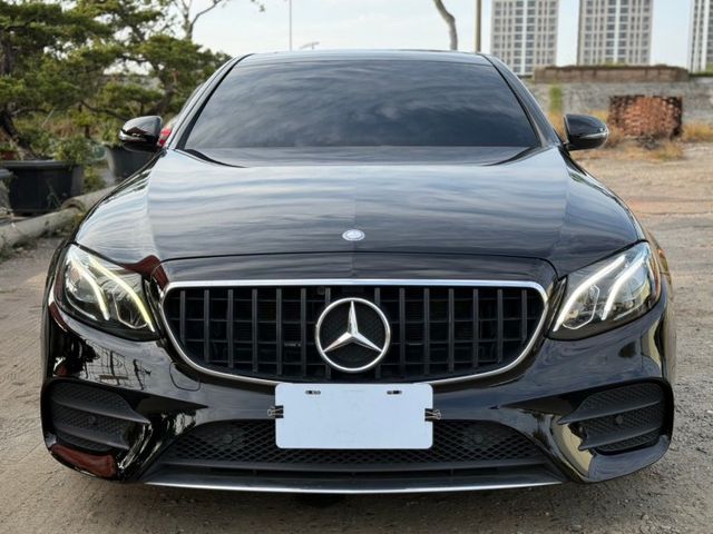 原版件 E300 AMG 輔助停車 盲點 天窗 免鑰匙 摸門 通風椅 電尾門 LED頭燈 氣氛燈  第3張相片