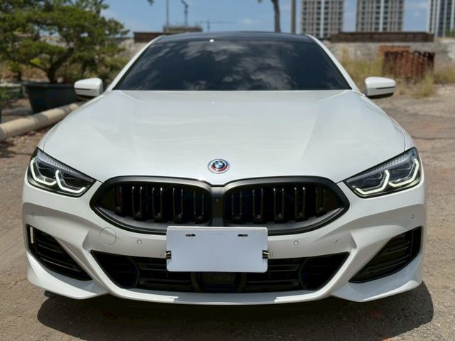 原版件 50周年紀念車標 360環景 4區恆溫 電吸門 12.3吋螢幕 B&W鑽石音響 無線充電 抬顯 水晶中控  第2張相片