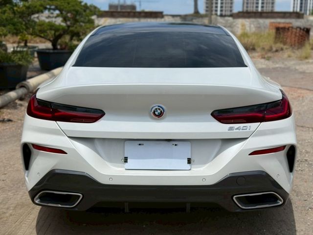 原版件 50周年紀念車標 360環景 4區恆溫 電吸門 12.3吋螢幕 B&W鑽石音響 無線充電 抬顯 水晶中控  第19張相片