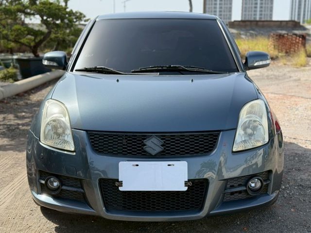 免鑰匙啟動  摸門  恆溫  方向盤快控  電動椅  後視鏡電動收折  前後雷達  第3張相片