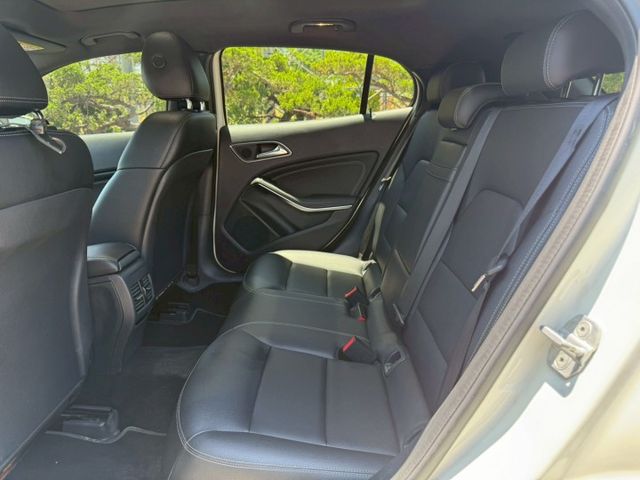GLA250  全景天窗 電尾門  IKEY  恆溫  電動記憶座椅  第13張相片