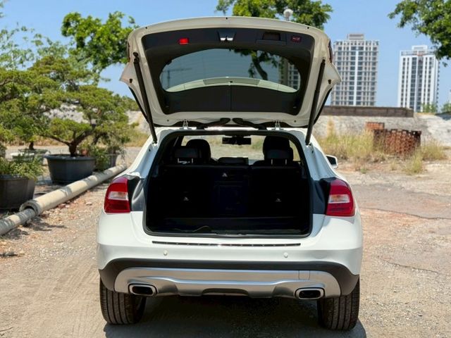 GLA250  全景天窗 電尾門  IKEY  恆溫  電動記憶座椅  第15張相片