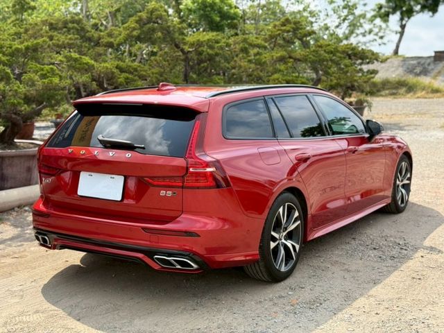 B5R  新車234萬  一手車  ACC跟車 360環景 HK音響 電尾門 CARPLAY 抬頭顯示器 無線充電 盲點  第4張相片