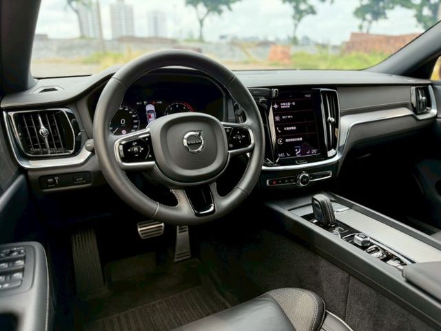 B5R  新車234萬  一手車  ACC跟車 360環景 HK音響 電尾門 CARPLAY 抬頭顯示器 無線充電 盲點  第6張相片