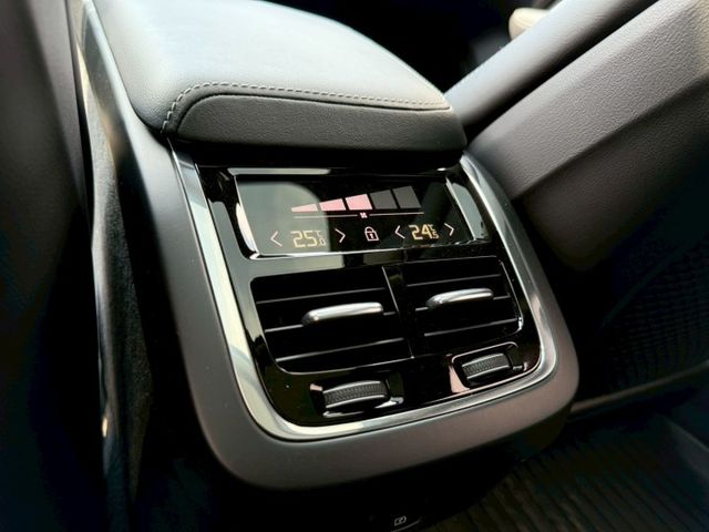 B5R  新車234萬  一手車  ACC跟車 360環景 HK音響 電尾門 CARPLAY 抬頭顯示器 無線充電 盲點  第16張相片