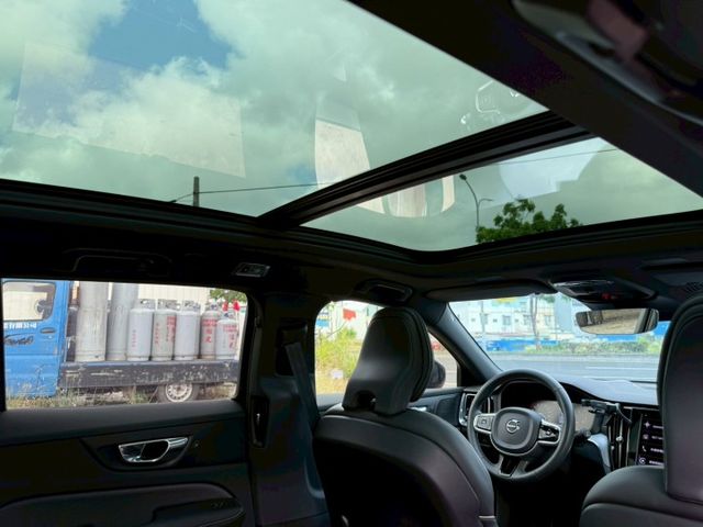 B5R  新車234萬  一手車  ACC跟車 360環景 HK音響 電尾門 CARPLAY 抬頭顯示器 無線充電 盲點  第18張相片