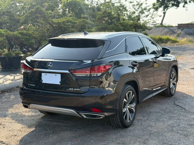 旗艦版 原版件 ACC跟車 全景天窗 360環景 通風椅 抬顯 電尾門 盲點  CARPLAY  第3張相片