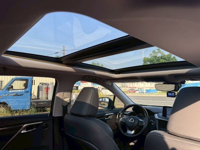 旗艦版 原版件 ACC跟車 全景天窗 360環景 通風椅 抬顯 電尾門 盲點  CARPLAY  第16張相片