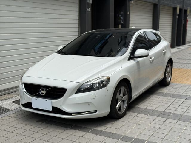 T4 盲點偵測 自動停車 煞停輔助 定速 電動記憶椅 倒車顯影 恆溫空調 / ISOFIX / 光感應頭燈 天窗  第1張相片