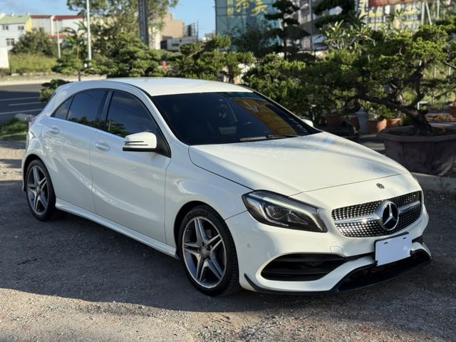 A180 Amg 免鑰駛起動 HID頭燈 恆溫空調 電動收摺後照鏡 平把方向盤 倒車顯影 定速巡行  第5張相片