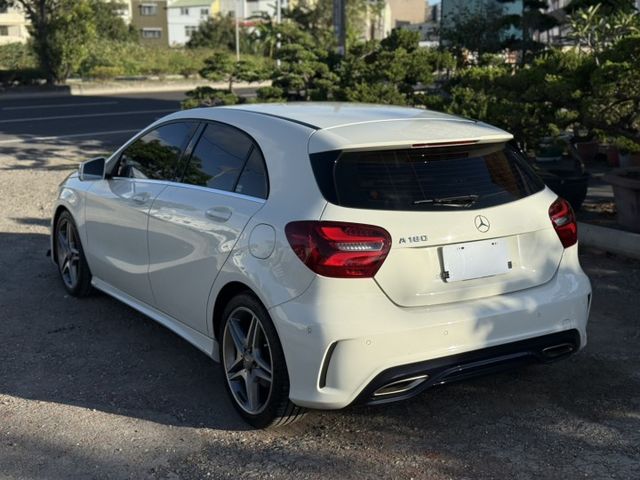 A180 Amg 免鑰駛起動 HID頭燈 恆溫空調 電動收摺後照鏡 平把方向盤 倒車顯影 定速巡行  第7張相片