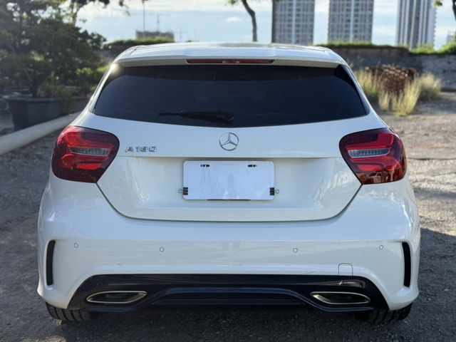 A180 Amg 免鑰駛起動 HID頭燈 恆溫空調 電動收摺後照鏡 平把方向盤 倒車顯影 定速巡行  第19張相片