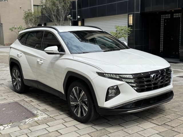 TUCSON L 油電 A款 一手車 原版 原廠保養  免鑰匙 恆溫 ACC跟車 盲點 LED頭燈  第5張相片