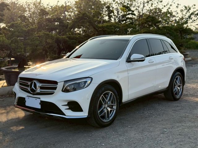 GLC250 AMG 4WD  免鑰匙  摸門 360環景  腳踢電尾門  全景天窗  電動椅  第2張相片