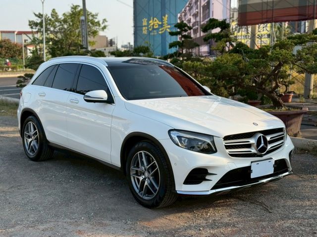 GLC250 AMG 4WD  免鑰匙  摸門 360環景  腳踢電尾門  全景天窗  電動椅  第3張相片