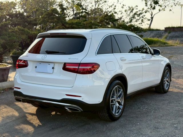 GLC250 AMG 4WD  免鑰匙  摸門 360環景  腳踢電尾門  全景天窗  電動椅  第4張相片