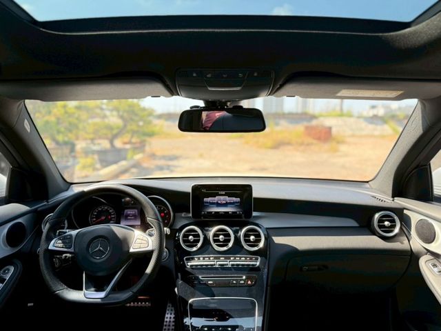 GLC250 AMG 4WD  免鑰匙  摸門 360環景  腳踢電尾門  全景天窗  電動椅  第7張相片