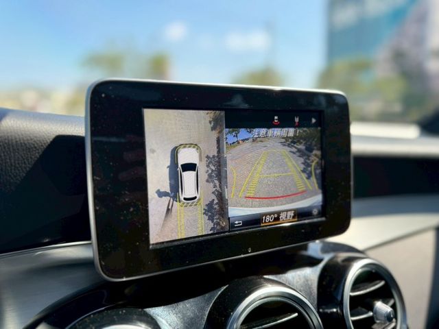 GLC250 AMG 4WD  免鑰匙  摸門 360環景  腳踢電尾門  全景天窗  電動椅  第9張相片