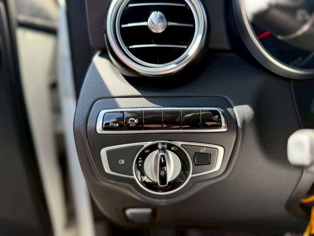 GLC250 AMG 4WD  免鑰匙  摸門 360環景  腳踢電尾門  全景天窗  電動椅  第11張相片