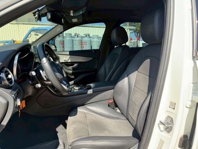 GLC250 AMG 4WD  免鑰匙  摸門 360環景  腳踢電尾門  全景天窗  電動椅  第12張相片