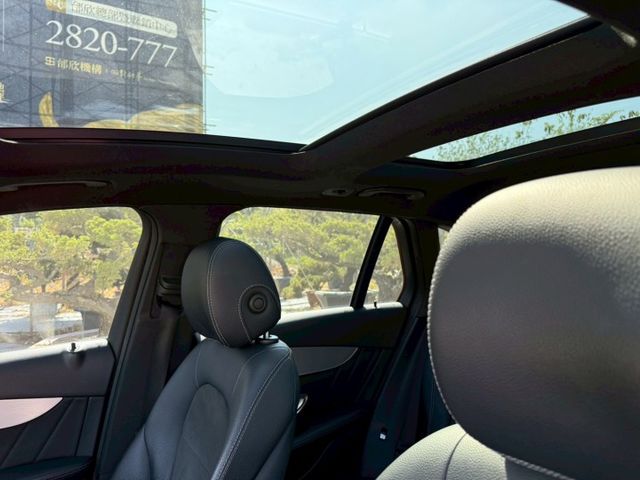 GLC250 AMG 4WD  免鑰匙  摸門 360環景  腳踢電尾門  全景天窗  電動椅  第13張相片