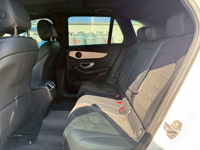 GLC250 AMG 4WD  免鑰匙  摸門 360環景  腳踢電尾門  全景天窗  電動椅  第15張相片
