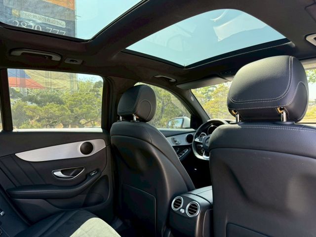 GLC250 AMG 4WD  免鑰匙  摸門 360環景  腳踢電尾門  全景天窗  電動椅  第16張相片