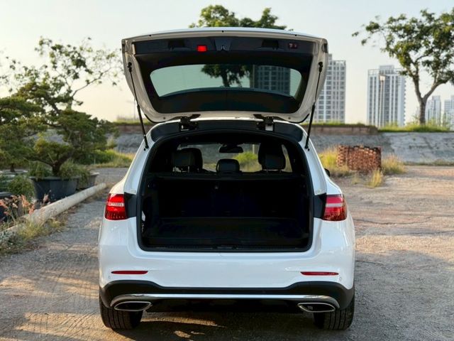 GLC250 AMG 4WD  免鑰匙  摸門 360環景  腳踢電尾門  全景天窗  電動椅  第17張相片