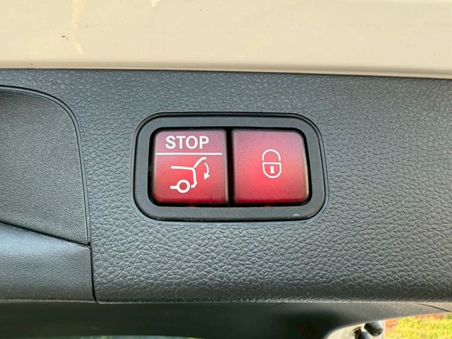GLC250 AMG 4WD  免鑰匙  摸門 360環景  腳踢電尾門  全景天窗  電動椅  第18張相片