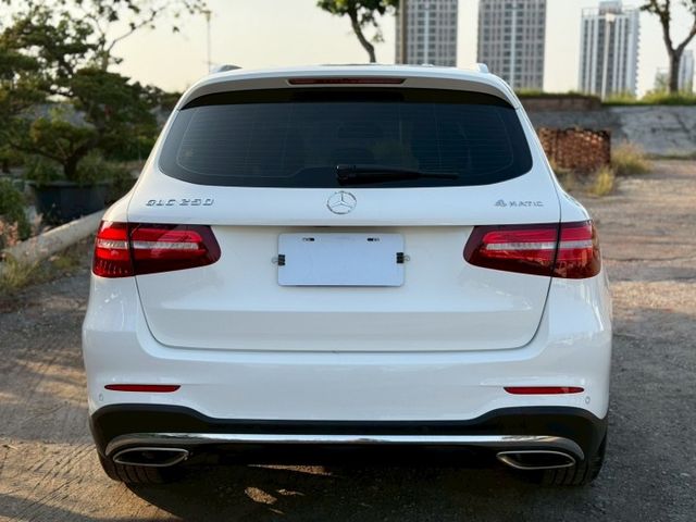 GLC250 AMG 4WD  免鑰匙  摸門 360環景  腳踢電尾門  全景天窗  電動椅  第19張相片