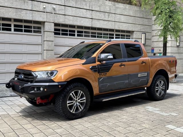 4x4 一手車  原版 原漆 原廠保養 升級車側踏板 HRMER前後保桿 後箱捲簾 ACC跟車 LED頭燈  360環景  第3張相片