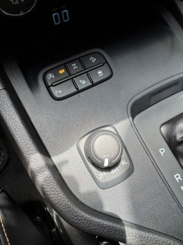 4x4 一手車  原版 原漆 原廠保養 升級車側踏板 HRMER前後保桿 後箱捲簾 ACC跟車 LED頭燈  360環景  第8張相片