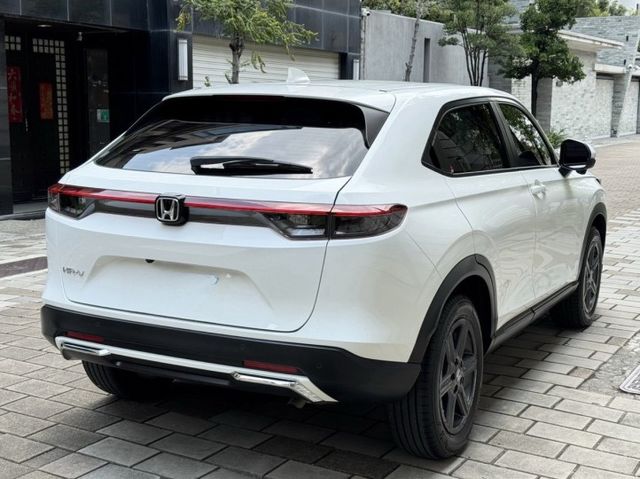 P版 原版原漆 一手車 原廠保養保固中 免鑰匙 摸門 ACC 雙區恆溫 無線充電 電動尾門 LED頭燈 後座出風口  第5張相片