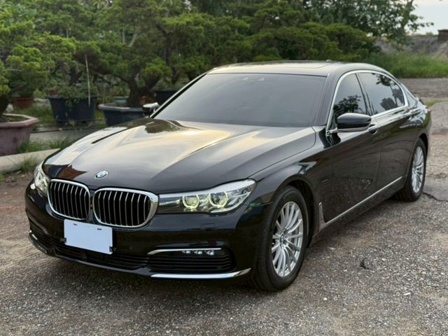 長軸、大鑰匙、電吸門、氣壓懸吊、7吋後座控制平板、4座通風加熱功能含麂皮頭枕、ACC主動跟車、HK音響、360環景、天窗  第1張相片