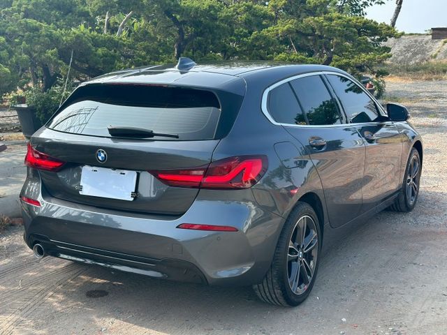 LED頭燈、摸門、免鑰匙啟動、盲點、無線CarPlay、電動座椅、電尾門  第4張相片