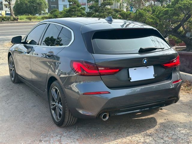 LED頭燈、摸門、免鑰匙啟動、盲點、無線CarPlay、電動座椅、電尾門  第5張相片