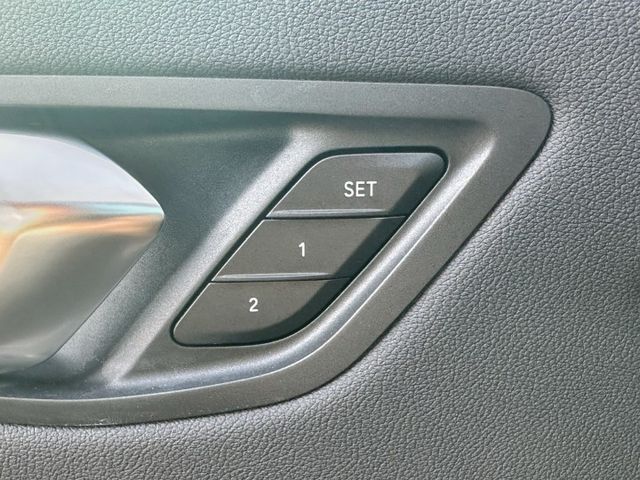 LED頭燈、摸門、免鑰匙啟動、盲點、無線CarPlay、電動座椅、電尾門  第12張相片