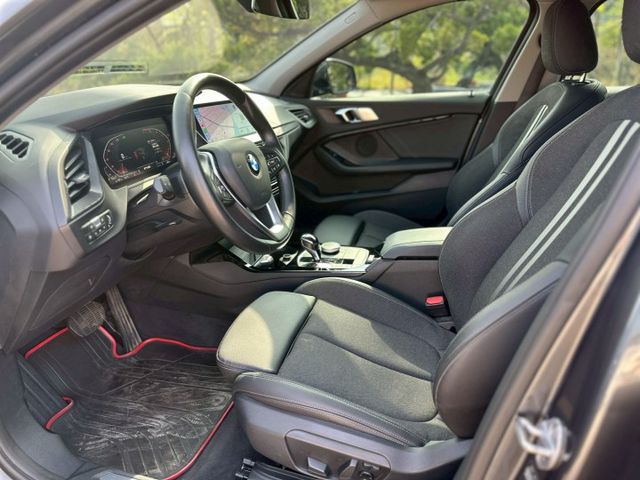 LED頭燈、摸門、免鑰匙啟動、盲點、無線CarPlay、電動座椅、電尾門  第13張相片