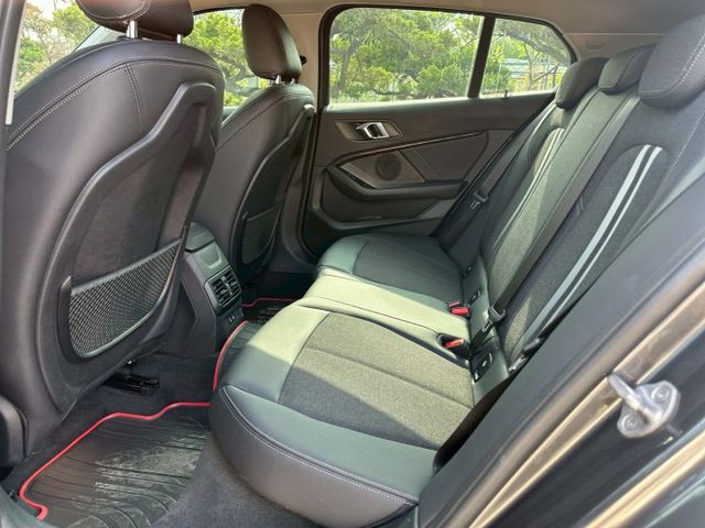 LED頭燈、摸門、免鑰匙啟動、盲點、無線CarPlay、電動座椅、電尾門  第15張相片