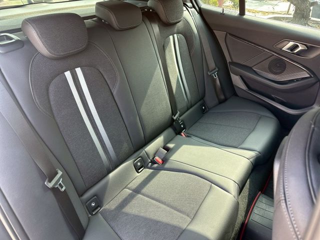 LED頭燈、摸門、免鑰匙啟動、盲點、無線CarPlay、電動座椅、電尾門  第17張相片