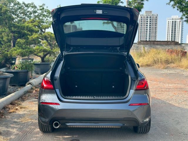 LED頭燈、摸門、免鑰匙啟動、盲點、無線CarPlay、電動座椅、電尾門  第18張相片